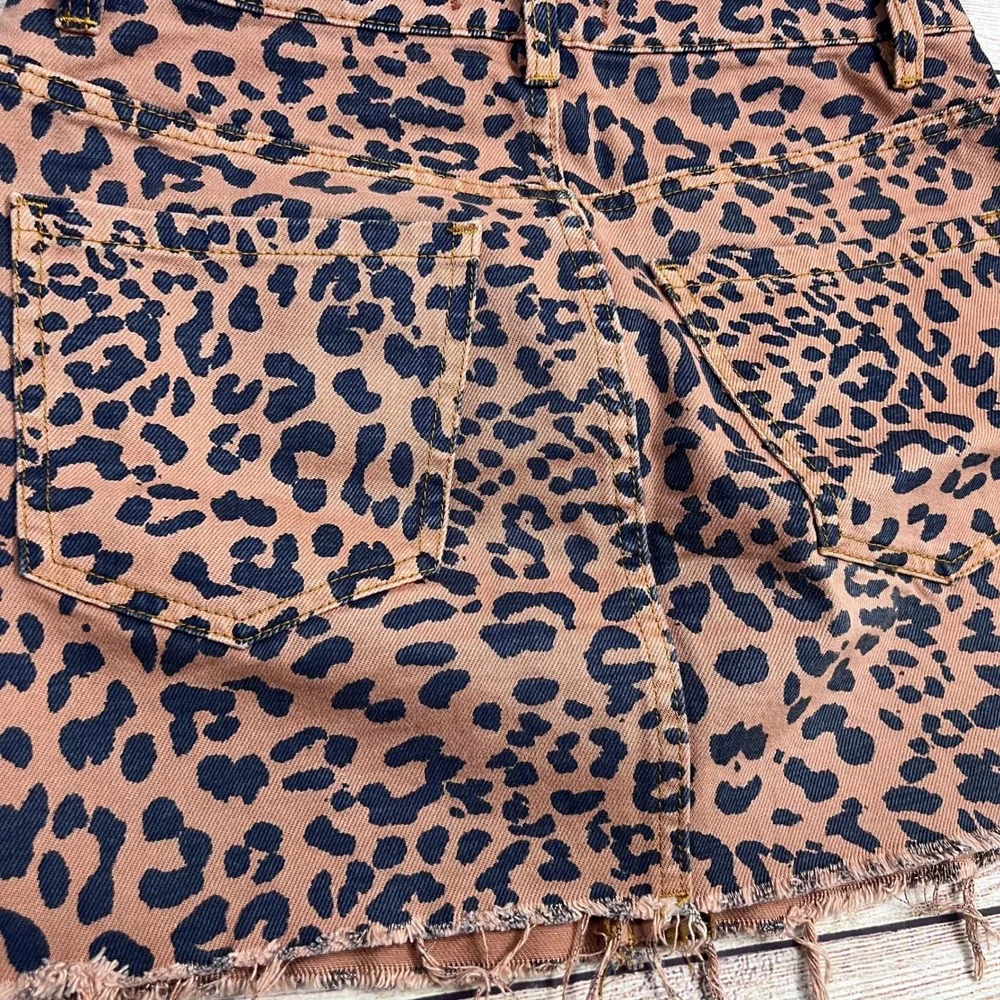 We The Free Leopard Print Denim Mini Skirt Front Zip‎ Raw Hem Tan Black Size 27